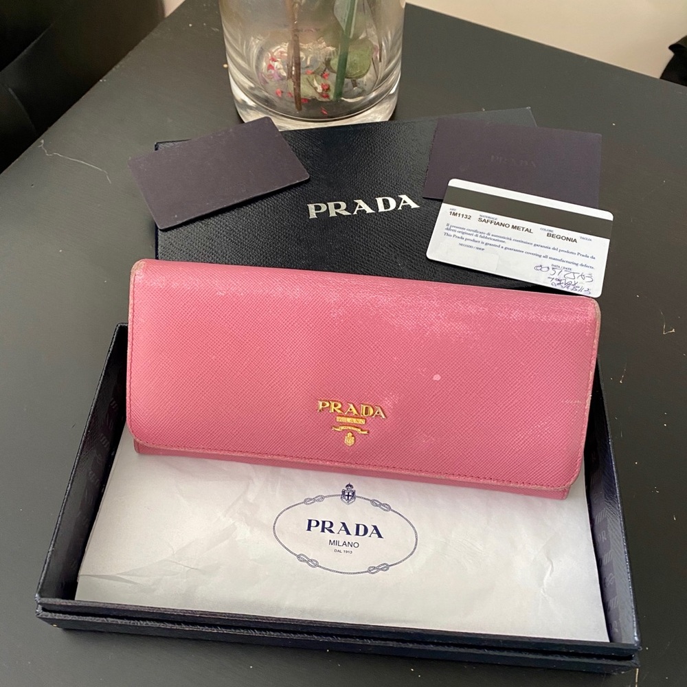 💯% Authentic Preloved Prada wallet.✨